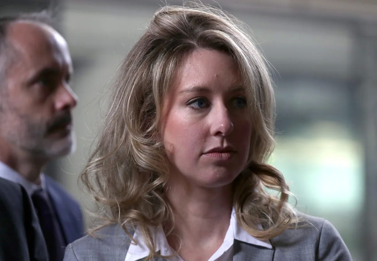 เว็บไซต์จำลองโต๊ะทำงานของ Elizabeth Holmes เติมชีวิตให้เอกสารคดีด้วยอินเทอร์แอคทีฟ