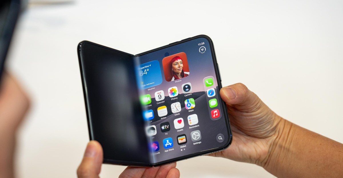 Apple เปิดตัว iPhone Duo - ไอโฟนพับได้รุ่นแรกของบริษัท