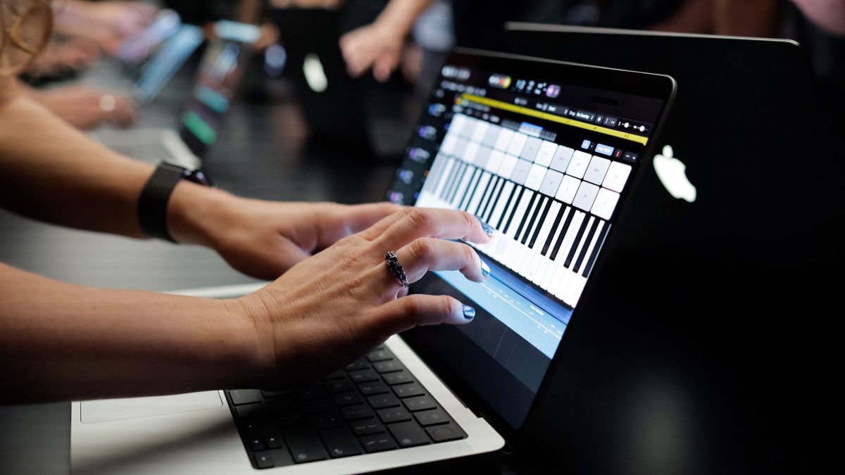MacBook Pro จอสัมผัส - ฟีเจอร์เสริมที่ทำงานกับคนครีเอทีฟได้จริง
